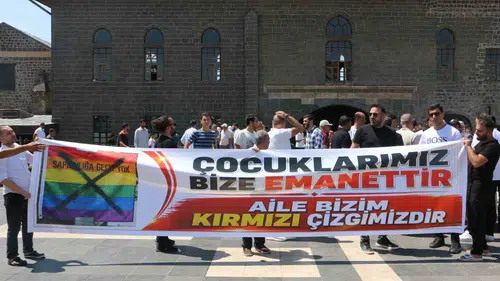 Diyarbakır'da Ulu Cami önünde kitlesel tepki LGBT sembollerine karşı aile vurgusu yapıldı