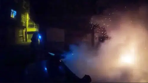 Diyarbakır Bağlar’da gece paniği Kaynartepe’de park halindeki araç yanarak kül oldu