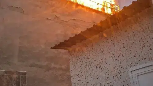 Yenişehir'in göbeğinde korkutan çatı yangını İtfaiye ekipleri alevleri büyümeden kesti