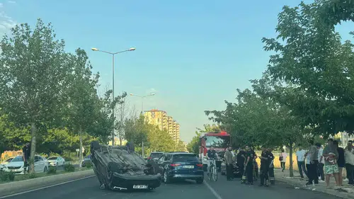 Diyarbakır Kayapınar’da trafik kazası Musa Anter Caddesi’nde araç takla attı, 2 yaralı