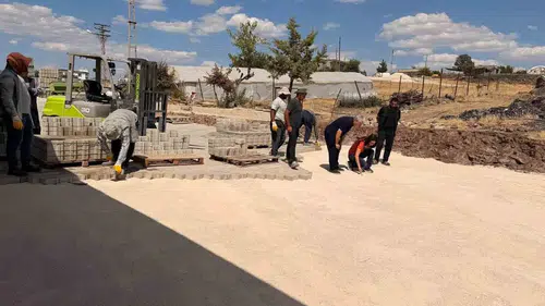 Çermik'in kırsal mahallelerinde ulaşım hamlesi Yollar parke taşıyla yenileniyor