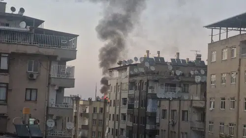 Yenişehir'deki 7 katlı binada korkutan çatı yangını İtfaiye ekipleri müdahale etti