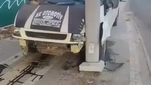Diyarbakır Kayapınar'da kaza Kontrolden çıkan araç direğe çarpıp durdu