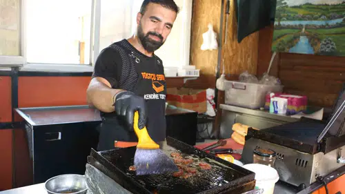 Diyarbakır’ın kavurucu sıcağında tost makinesi başında zorlu yaşam mücadelesi
