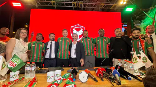 Amedspor'da gövde gösterisi 5 yeni transfer taraftarın önünde imzayı attı
