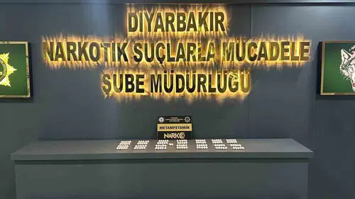 Diyarbakır'da narkotik baskını Araç ve ikametlerden 2 kilo uyuşturucu çıktı
