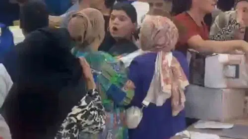 Diyarbakır'da büyük indirim fırsatını kaçırmak istemeyen vatandaşlar mağazayı birbirine kattı