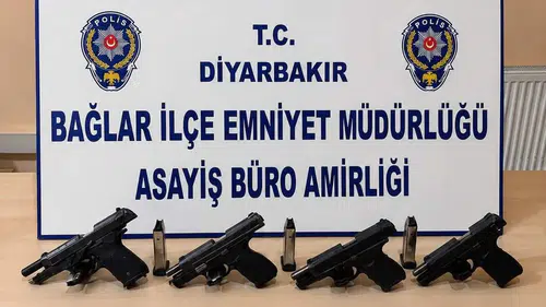 Bağlar'da silahlı kavga ihbarına giden polis, 6 şüpheliyi mühimmatlarıyla yakaladı