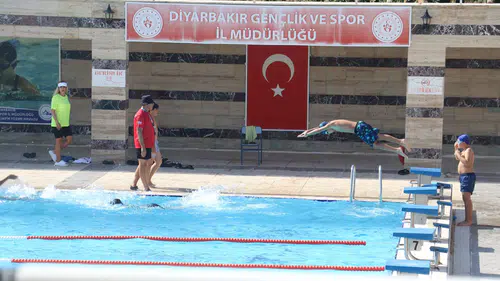 Diyarbakır'da 15 havuzda ücretsiz yüzme seferberliği 35 bin kişiye eğitim verildi