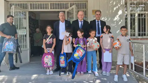 Diyarbakır Çermik'te 300 öğrenciye anlamlı destek: Çantalar ve toplar dağıtıldı