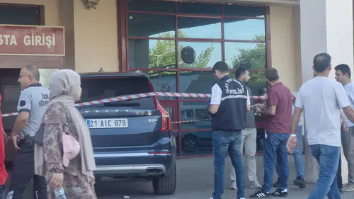 Diyarbakır Yenişehir'de kırmızı ışıkta dehşet: Cip çapraz ateşe alındı, 2 yaralı