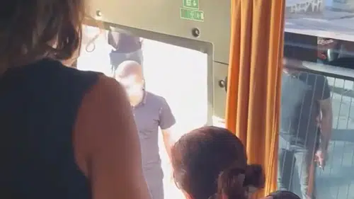 Diyarbakır Yenişehir'de sağlık personelini taşıyan servise dehşet dolu saldırı anı