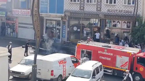 Diyarbakır Çermik'te korku dolu anlar: Hareket halindeki motosiklet alevlere teslim oldu