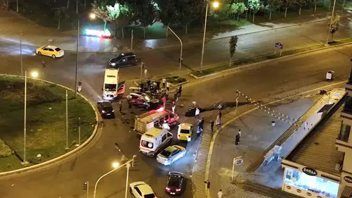 Diyarbakır Kayapınar'da trafik kazası: Hızla kavşağa giren araç kaldırıma çarptı