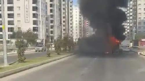 Diyarbakır'da belediye otobüsü seyir halindeyken alev topuna döndü: Yolcular tahliye