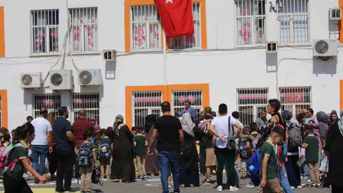 Diyarbakır'da ders zili çaldı: Minik öğrencilerin okul heyecanı görülmeye değerdi