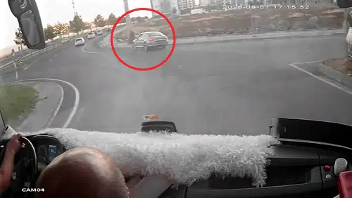 Diyarbakır Bağlar'da kaldırımda yürüyen anne ve iki çocuğuna otomobil çarptı: 3 yaralı