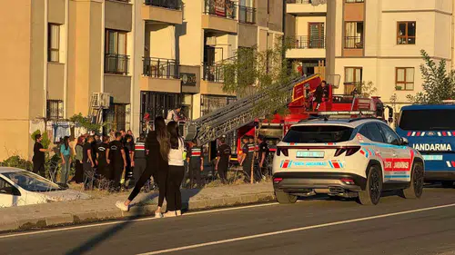 Diyarbakır Bağlar'da balkonda asılı kalan kadını komşusu son anda kurtardı