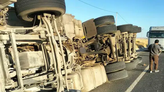 Diyarbakır-Mardin kara yolunda tır devrildi Aşağıkonak mevkiinde trafik kazası