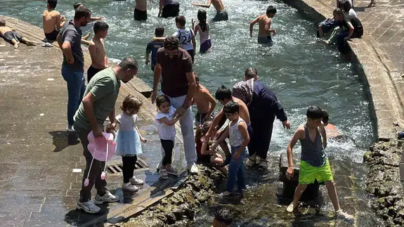 Diyarbakır'da termometreler 40 dereceyi gösterince çocuklar soluğu Anzele'de aldı