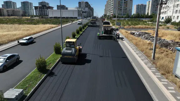 Diyarbakır’da 980 metrelik caddeye 4 bin 700 ton asfalt