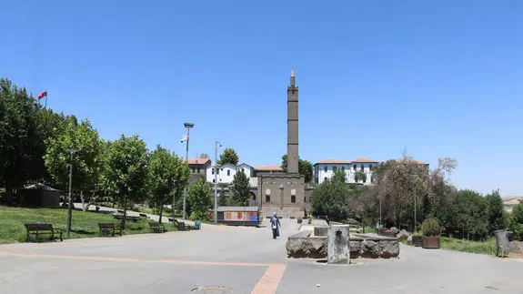 Diyarbakır'da termometreler 40 dereceyi aştı Tarihi kent merkezi ve caddeler tenhalaştı