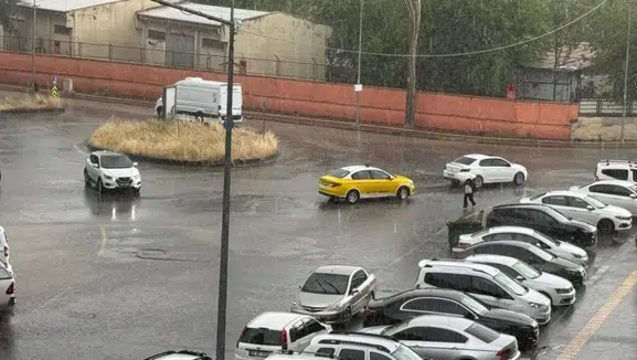 Diyarbakır'ı yine aşırı yağış vurdu: Yollar kısa sürede suyla doldu