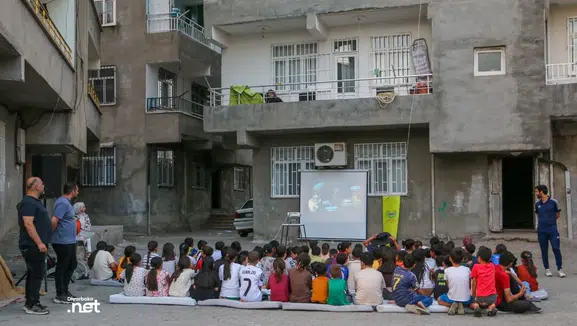 Diyarbakır'da 24 mahallelik dev proje başladı: Spor sahaları kuruldu, sinema perdesi açıldı