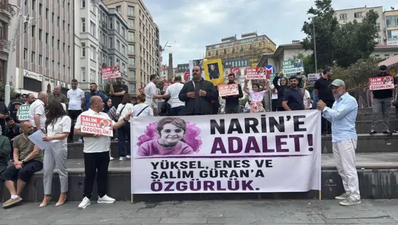 Narin Güran'ın babası ve ağabeyi meydana indi: Mahkeme kararını protesto ettiler