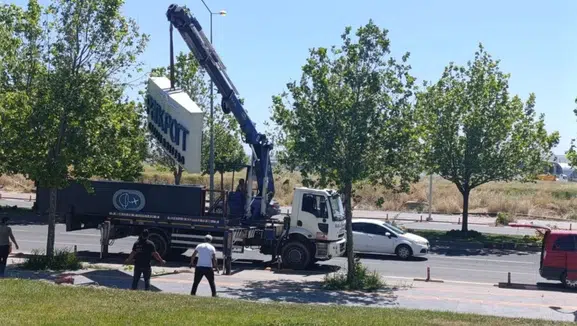 Diyarbakır'da tabela operasyonu başladı: Belediye ekipleri söküp götürdü