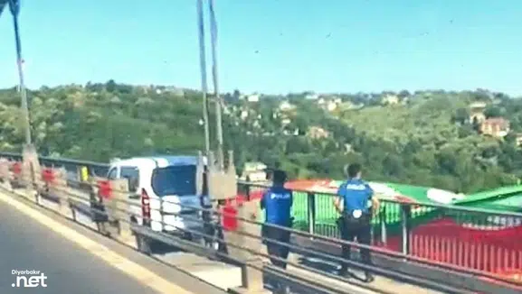 İstanbul Boğazı'na asılan Amedspor bayrağına polislerden özel koruma