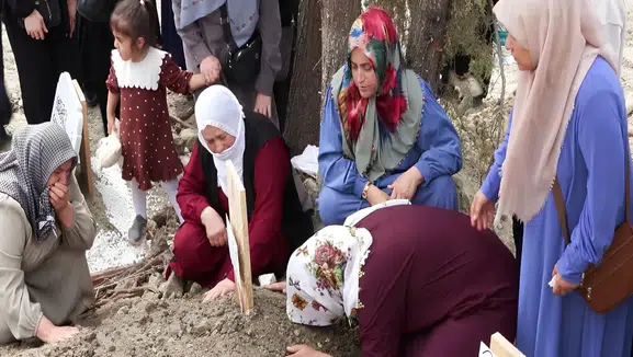 İstanbul'daki otobüs yangınında hayatını kaybetmişti: Diyarbakırlı Yüsra toprağa verildi