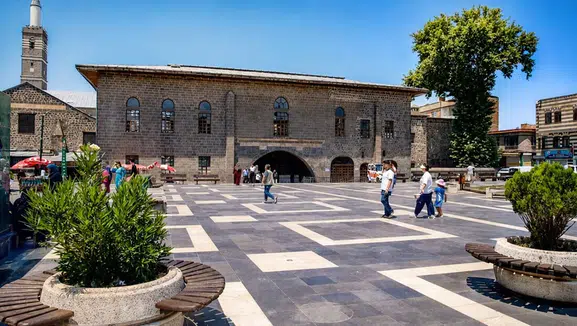 Diyarbakır'a toz taşınımı uyarısı: Sıcaklık azalıyor, işte 17 ilçenin hava raporu