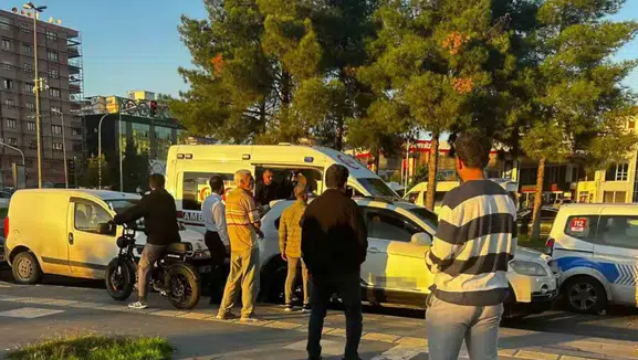 Diyarbakır Kayapınar'da trafik kazası kavgaya dönüştü: Cadde bir anda ringe döndü