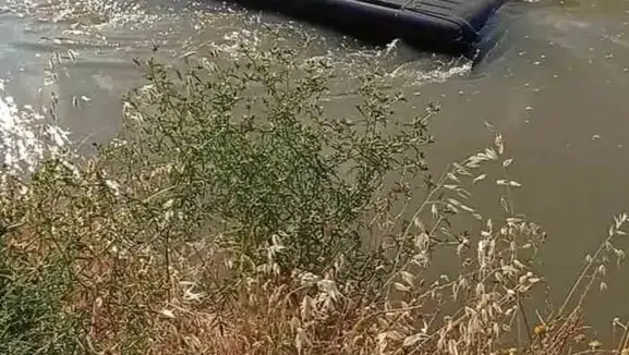 Silvan'da sulama kanalına düşen minibüsün sürücüsü ölümden saniyelerle döndü