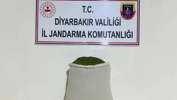 Diyarbakır genelinde jandarmadan büyük narkotik operasyonu 35 gözaltı ve 144 kilo esrar