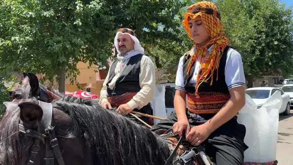 Diyarbakır'ın kavurucu sıcağında 46 yıllık serinlik Buzcu Baba at sırtında yetişiyor