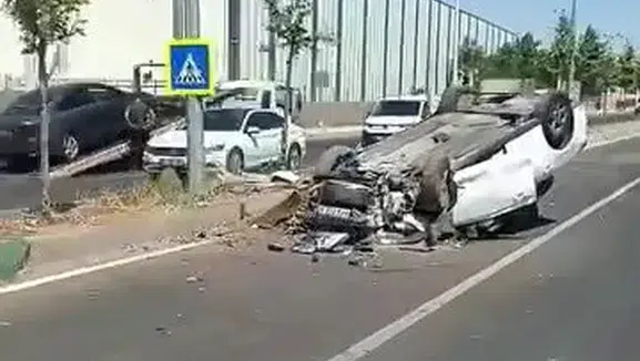 Diyarbakır'ın eski Siverek yolunda kaza Kontrolden çıkan otomobil ağaca çarpıp takla attı