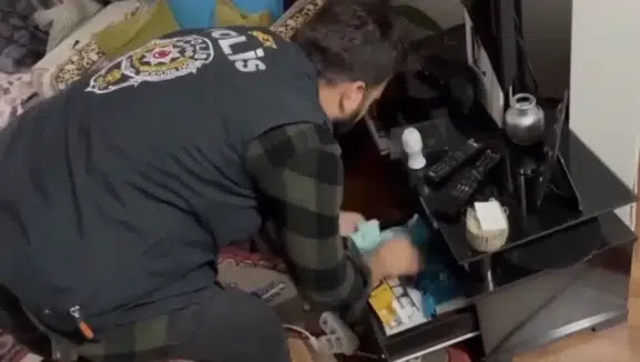Diyarbakır merkezli siber şebekeye operasyon Acılı ailelere şantaj yapan 2 kişi tutuklandı