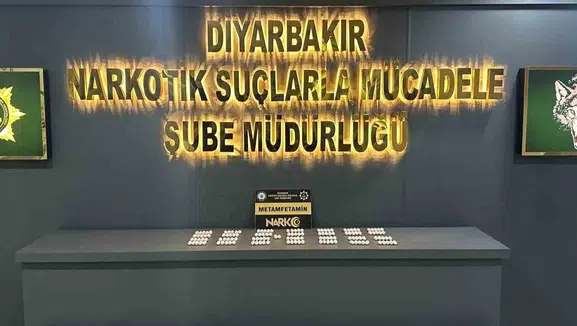 Diyarbakır'da narkotik baskını Araç ve ikametlerden 2 kilo uyuşturucu çıktı