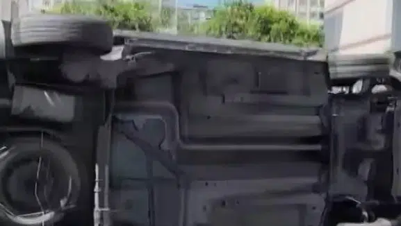 Diyarbakır Kayapınar'da trafik kazası: Hafif ticari araç refüje çarparak devrildi