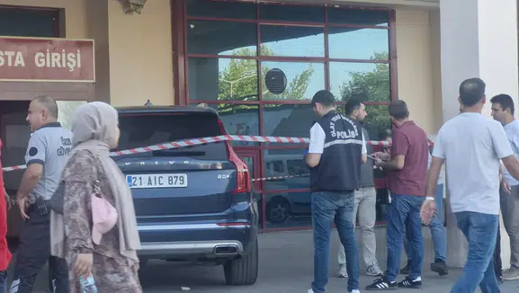 Diyarbakır Yenişehir'de kırmızı ışıkta dehşet: Cip çapraz ateşe alındı, 2 yaralı