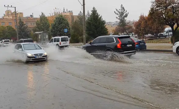 Diyarbakır'da zor anlar: Bereket aniden bastırdı yollar göle döndü