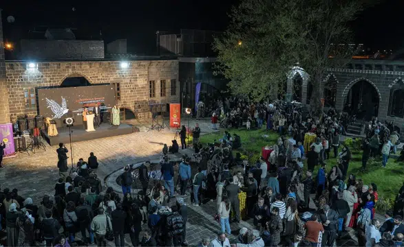 11. Amed Tiyatro Festivali “Barış için diyalog” temasıyla başladı