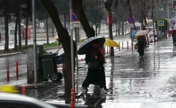 Diyarbakır'da yağmur geri döndü: Toz taşınımı uyarısı geldi