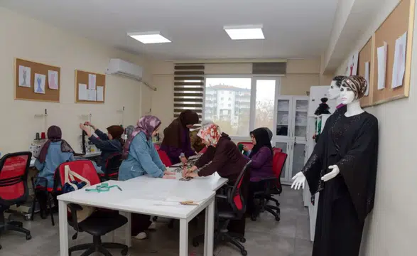 DİSMEK tekstil atölyesinde kadınlar tasarlayıp üretiyor