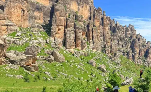 Diyarbakır'da Çermik'in Gelincik Dağı Kapadokya'yı andırıyor: Yılda 500 bin turist ağırlıyor