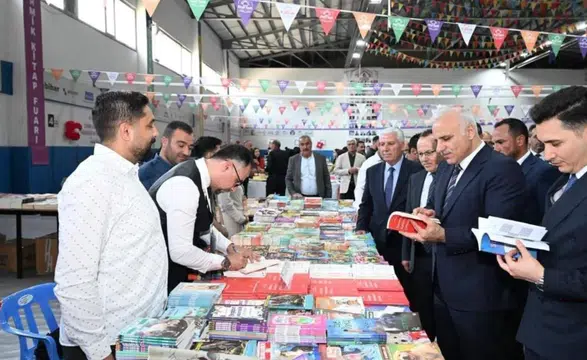 Çermik'te kitap fuarına Vali damgası: Zorluoğlu yazar ve öğrencilerle buluştu