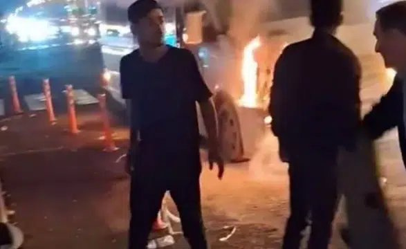Diyarbakır'da şehir içi minibüsü alev alev yandı: Büyük panik yaşandı
