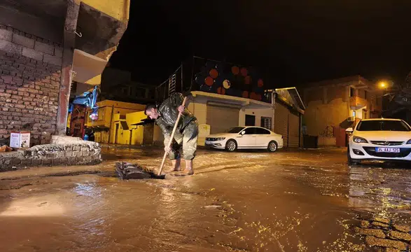 Diyarbakır'da aşırı yağış nedeniyle yollar göle döndü: 50 personel sahaya çıktı